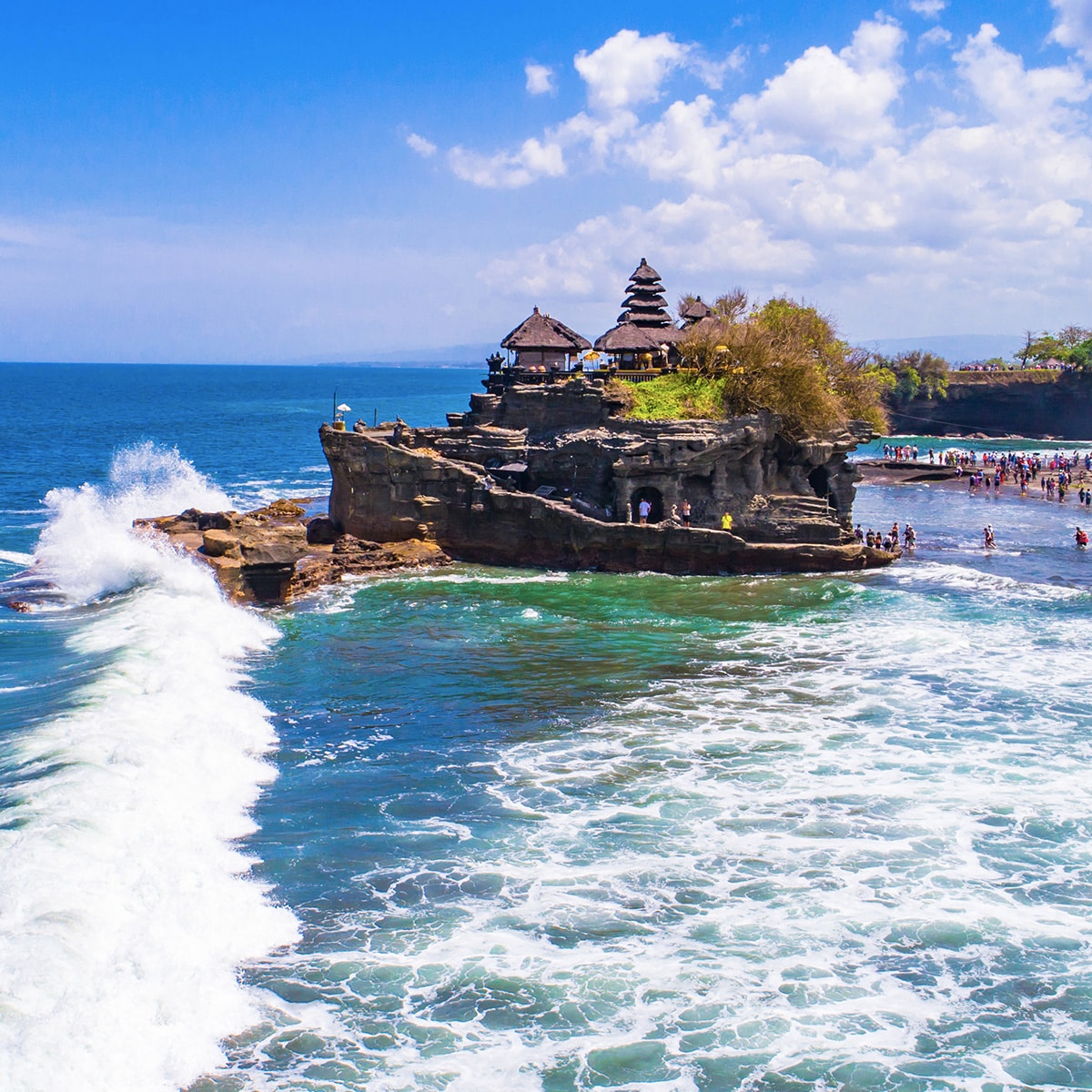 Tanah Lot: Magnificent Balinese Temple in the Open Ocean