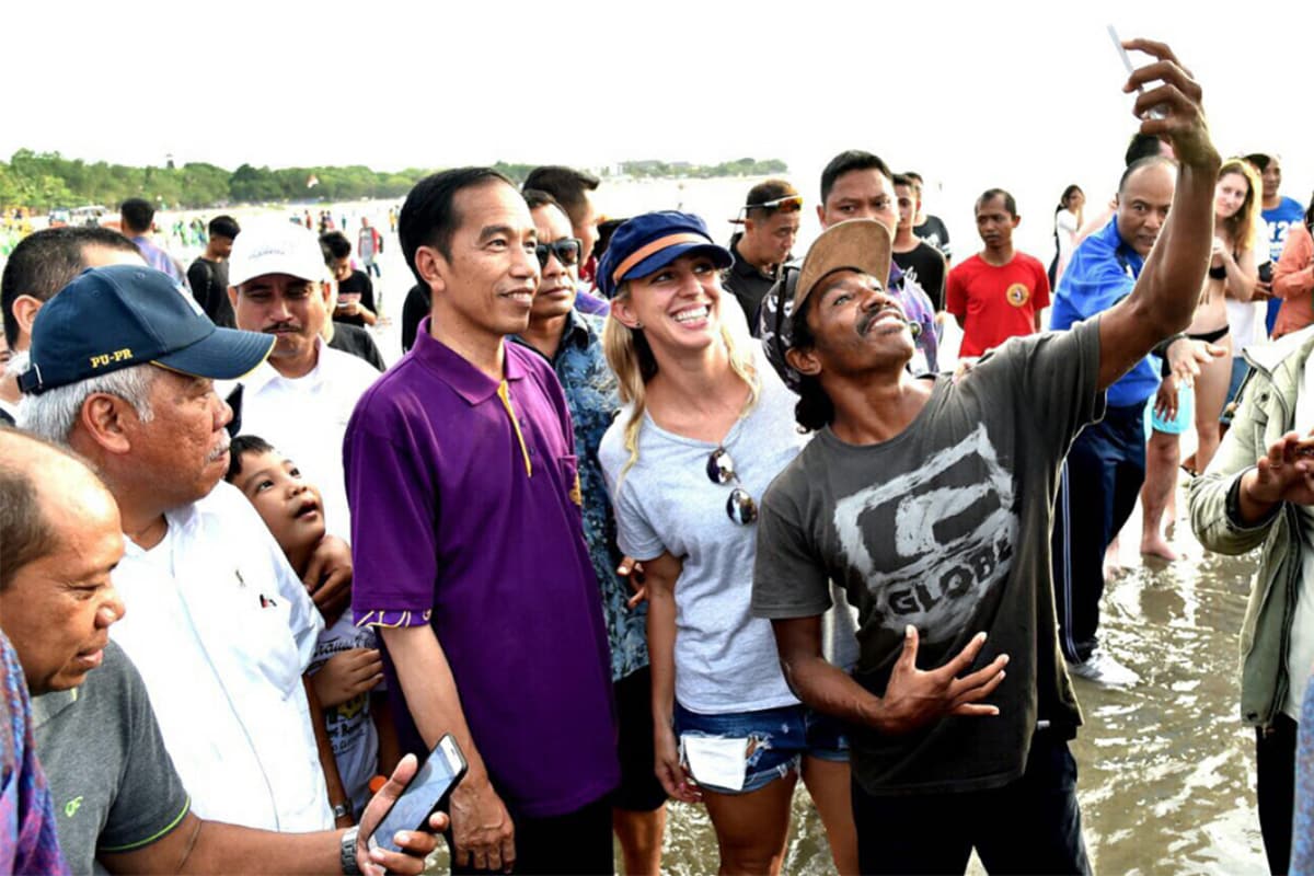 Strolling relaxingly on the Shore of Kuta Beach, President Jokowi Assured that Bali is Safe to Visit