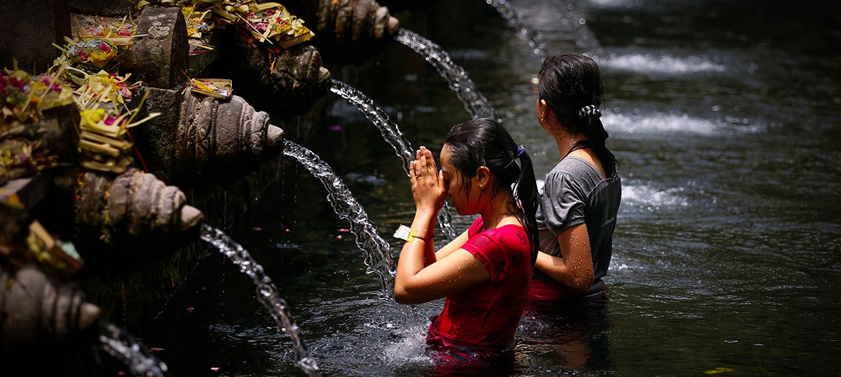 띠르따 음뿔(TIRTA EMPUL)의 온천