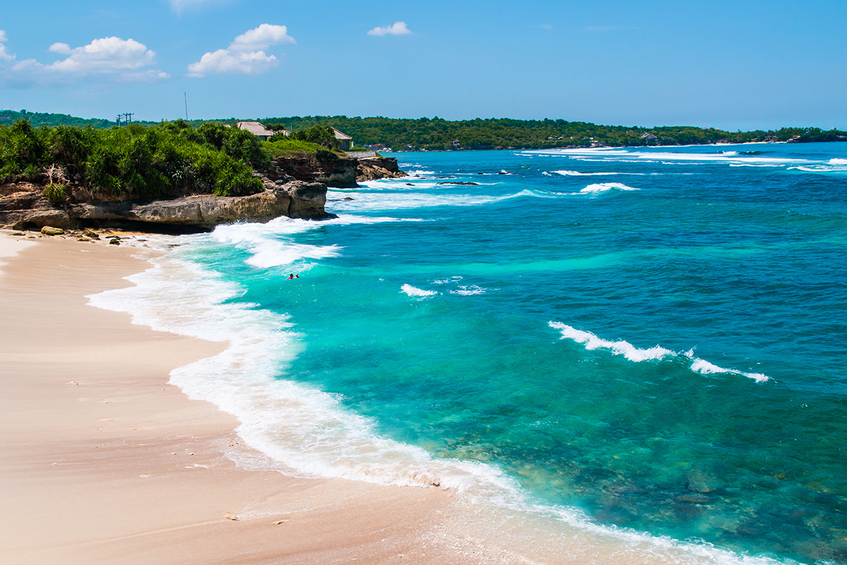 a stunning look of white sandy beach of Mushroom Bay in Nusa Lembongan