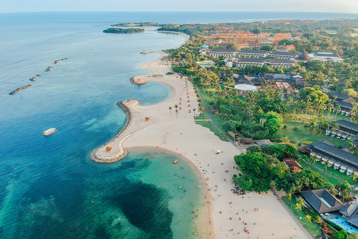 Lanskap Pantai Sanur dengan pasir putih yang indah