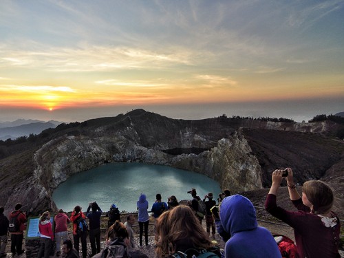 毛梅雷：潜水，爬克里穆图山，在拉兰图卡庆祝复活节