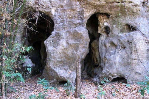 Batu Cermin, Höhle in dunklen Steinhügeln von Labuan Bajo
