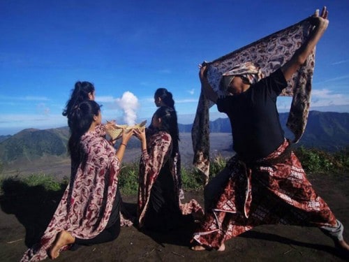 ريوغ تينغير: رقصة فريدة من نوعها من قبل مجموعة تينغير العرقية في جبل برومو