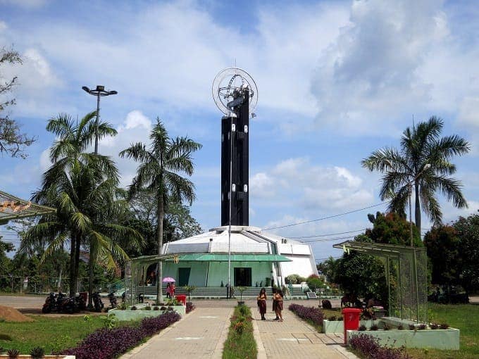 Tugu khatulistiwa atau equator monument berada di jalan khatulistiwa