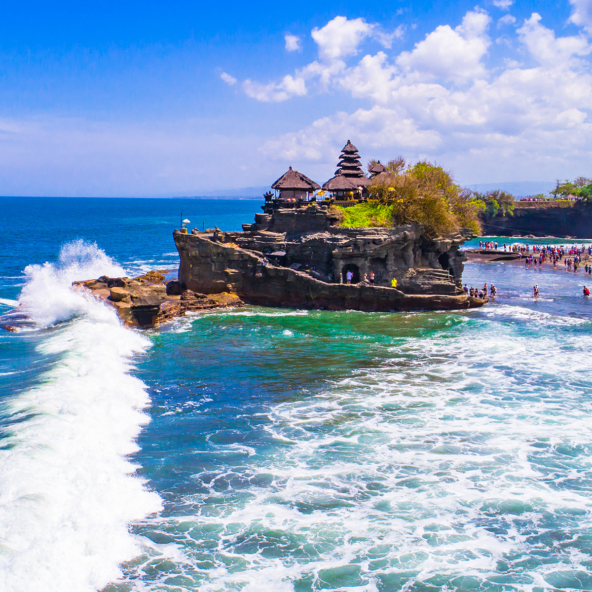 Tanah Lot: Magnificent Balinese Temple in the Open Ocean