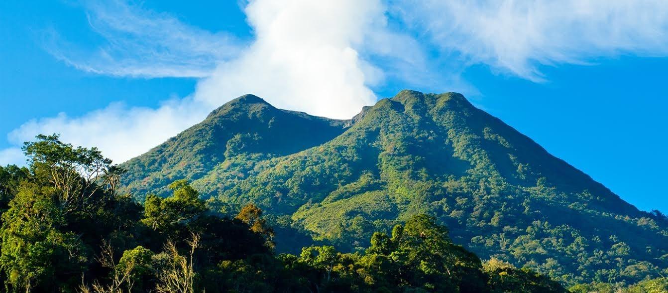 雄伟壮丽的锡纳朋火山