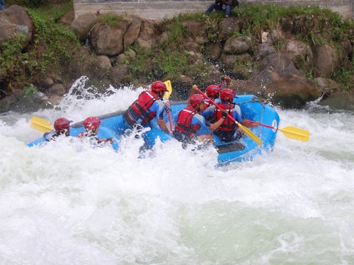 DESCENDRE LA RIVIÈRE ASAHAN EN RAFTING FERA GRIMPER VOTRE ADRÉNALINE