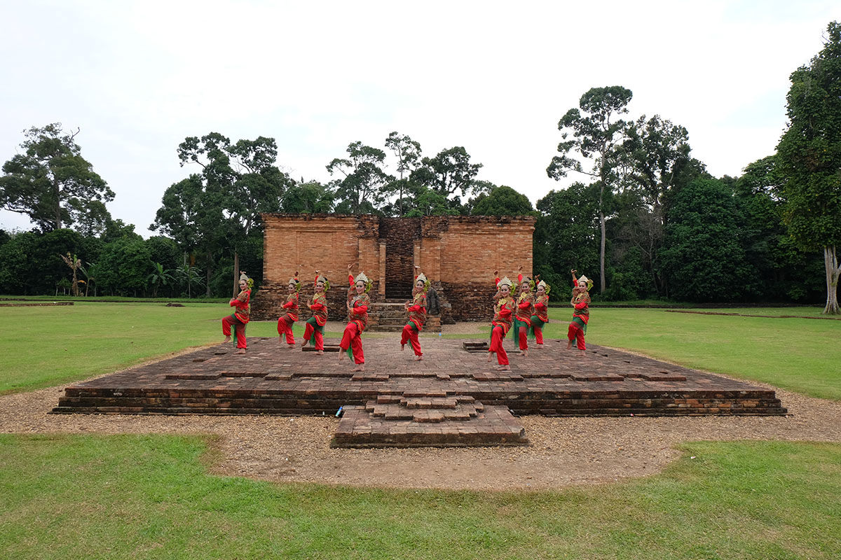 Pertunjukan tari di Festival Candi Muaro Jambi