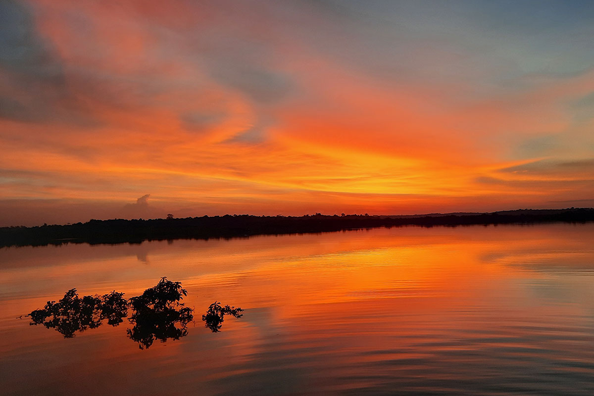 Indahnya Matahari Terbenam di Danau Tangkas