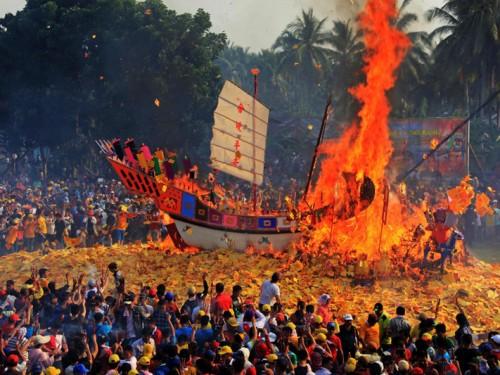 BAKAR TONGKANG  Festival 2017 in RIAU: Burning a replica of the Last Ship