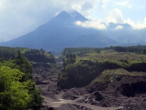 爬上爪哇中部巨大的默拉皮火山