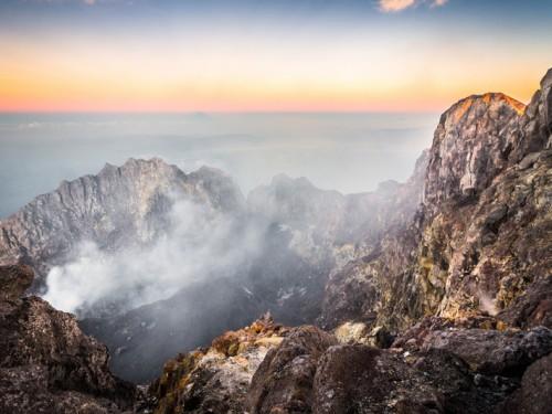 Gravissez le majestueux Mont Merapi au centre de Java