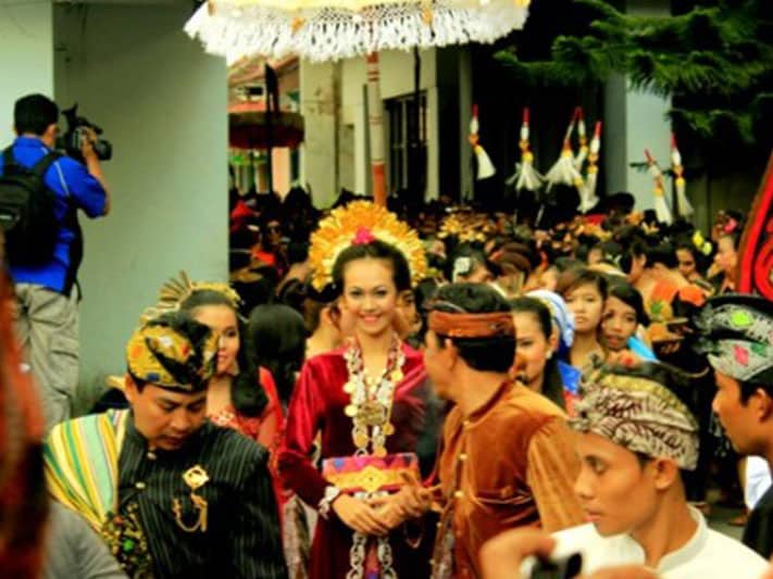 “Kidnapping The Bride”: A Traditional Sasak Wedding In Lombok