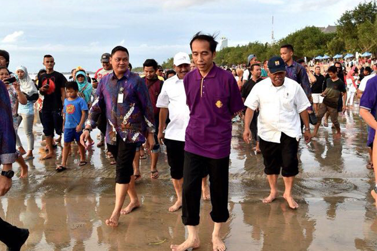 Strolling relaxingly on the Shore of Kuta Beach, President Jokowi Assured that Bali is Safe to Visit