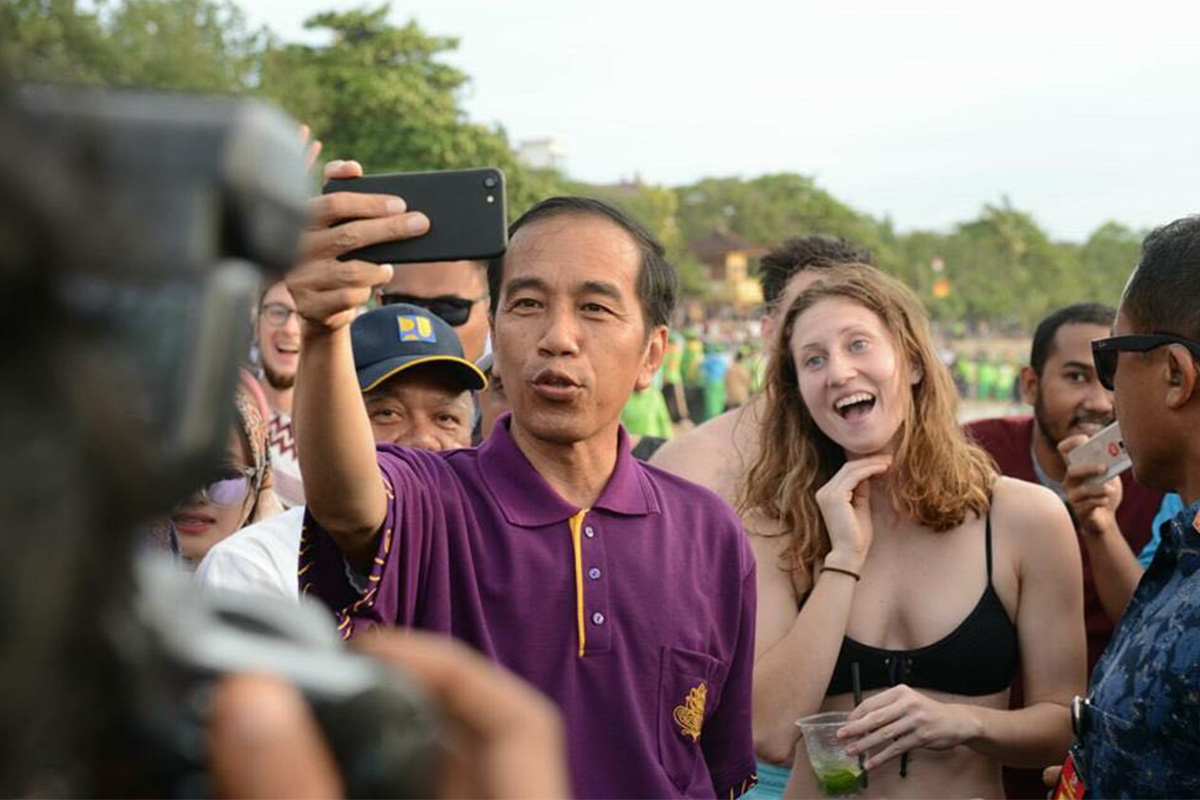 Strolling relaxingly on the Shore of Kuta Beach, President Jokowi Assured that Bali is Safe to Visit