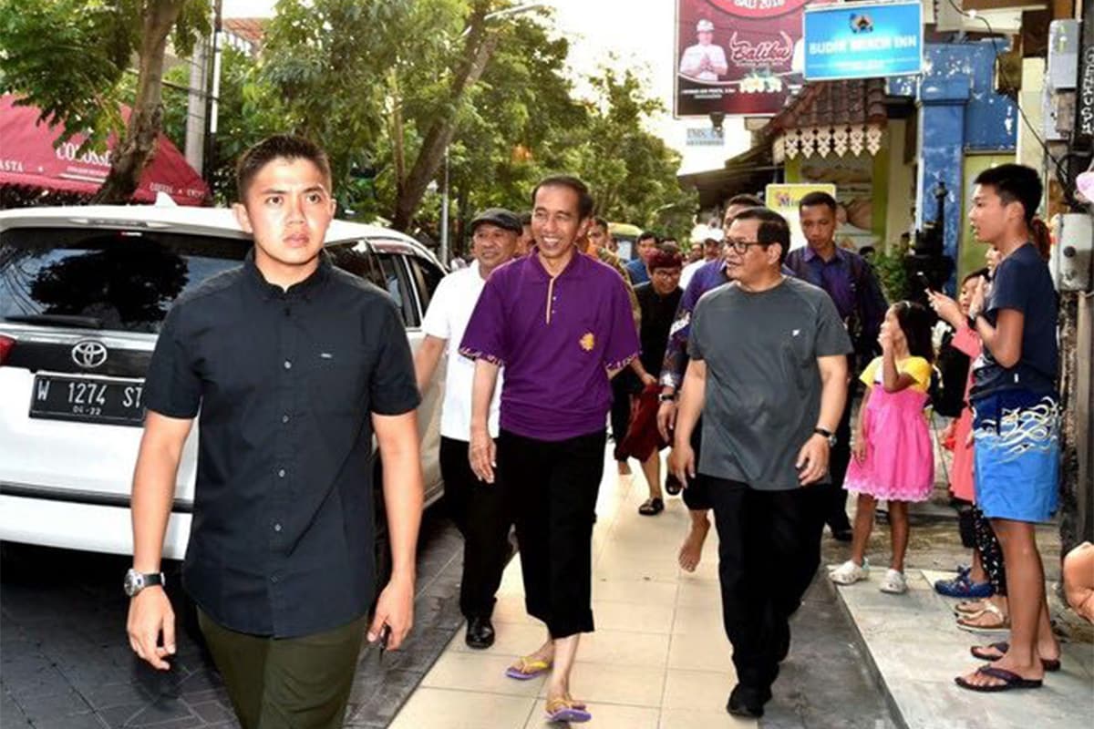 Strolling relaxingly on the Shore of Kuta Beach, President Jokowi Assured that Bali is Safe to Visit