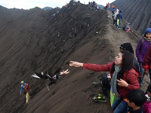 Thousands of Tourists Joined the Yadnya Kasada Ritual at Mt. Bromo’s Crater Rim