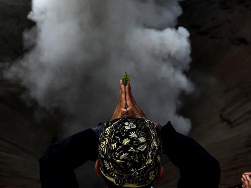 Thousands of Tourists Joined the Yadnya Kasada Ritual at Mt. Bromo’s Crater Rim