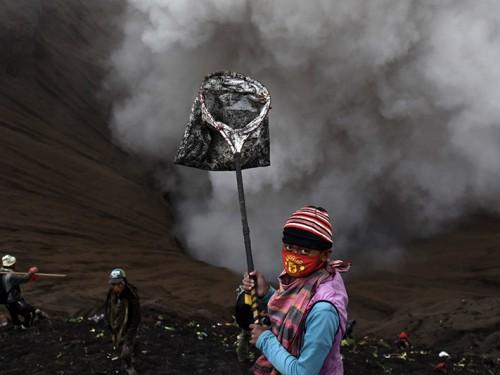 Thousands of Tourists Joined the Yadnya Kasada Ritual at Mt. Bromo’s Crater Rim