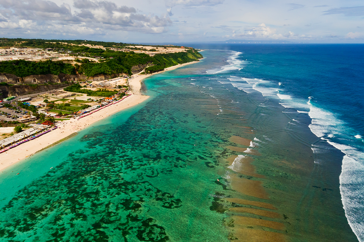 Pesisir Pantai Pandawa dengan gulungan ombak dan terumbu karang