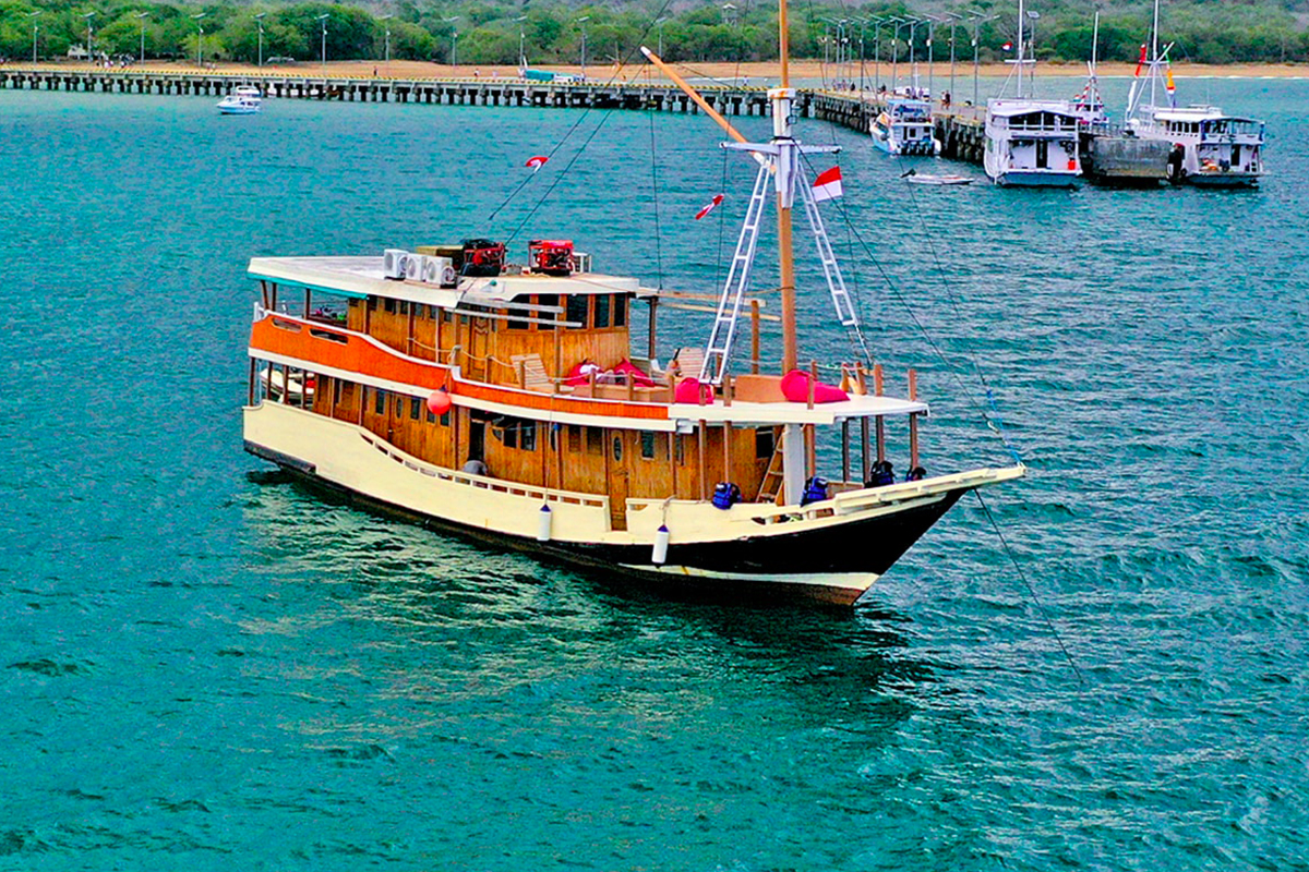 Menikmati sensasi tinggal di kapal pinisi di NTT