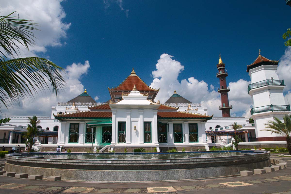 8 Stunning Grand Mosques around Indonesia That You Will Always Remember - Indonesia Travel