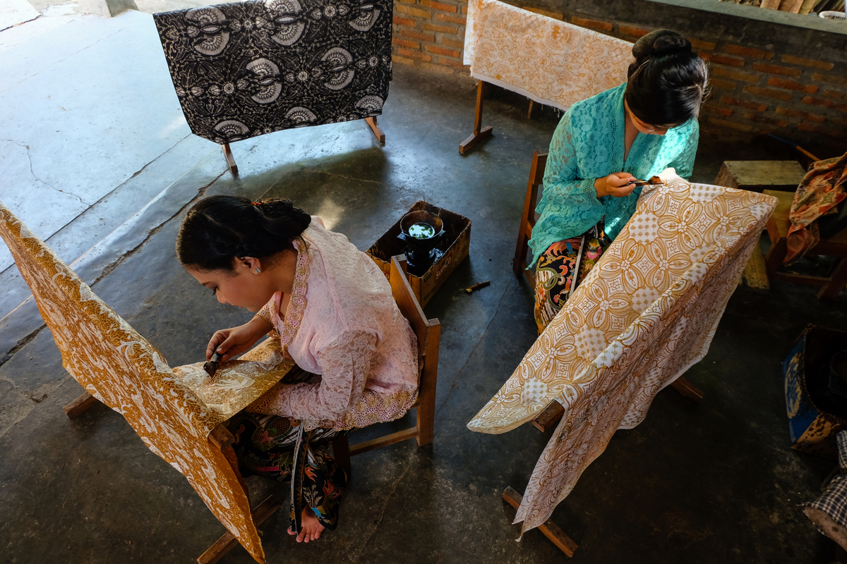 learning and trying traditional javanese clothes