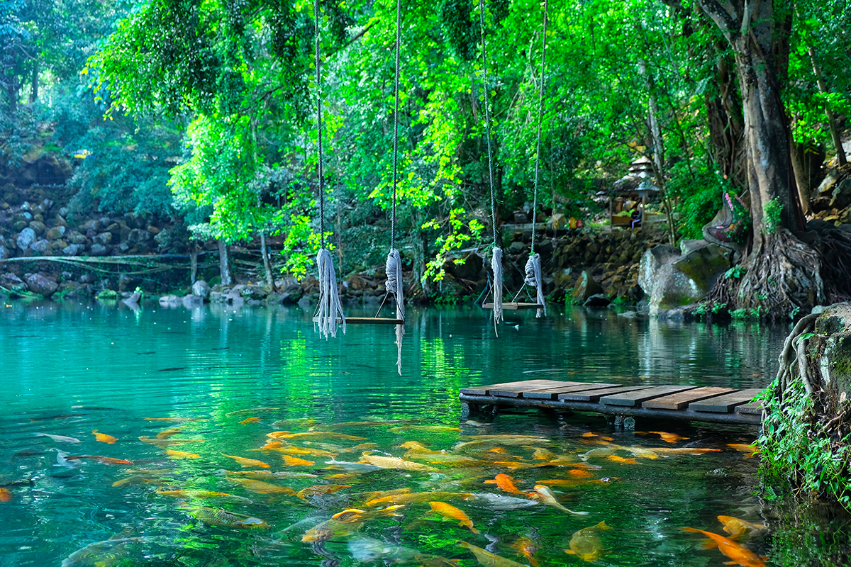 Pemandangan asri di Telaga Biru Cicerem, Kuningan