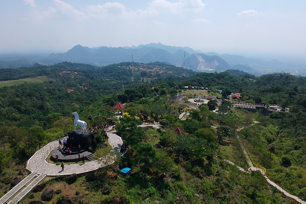 Pemandangan hijau Kebun Raya Kuningan, Kuningan, Jawa Barat