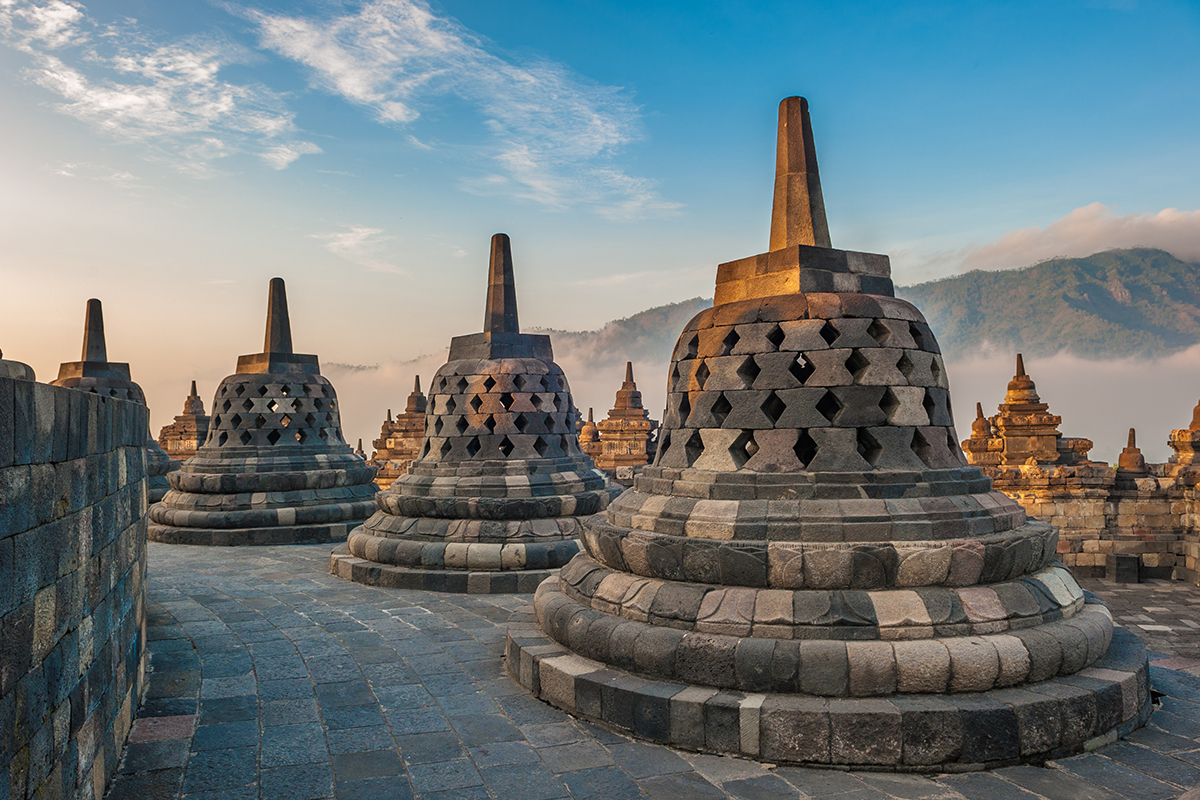 Candi Borobudur dan Gunung Merapi berlatar langit biru