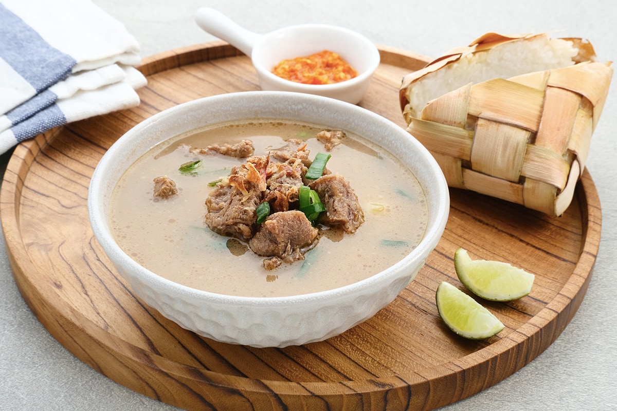 Kuliner khas Makassar, coto makassar dengan ketupat