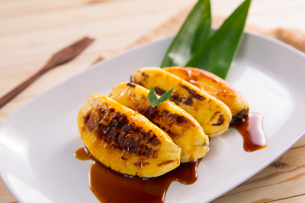 Kuliner khas Makassar, pisang epe dengan saus gula