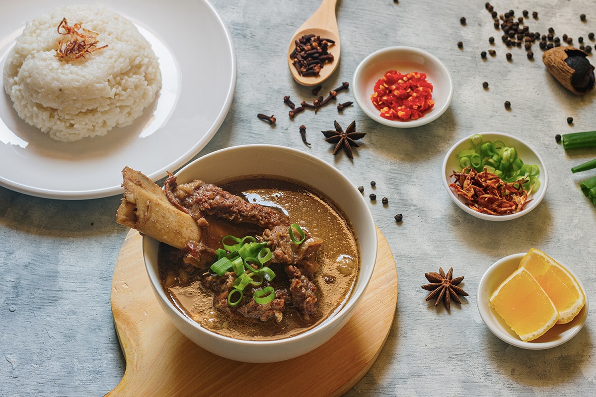 Kuliner khas Makassar, sup konro dan nasi hangat