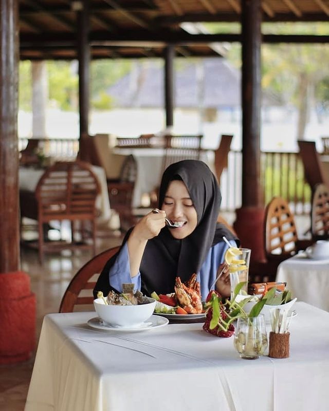 dining experience in Tanjung Lesung beach