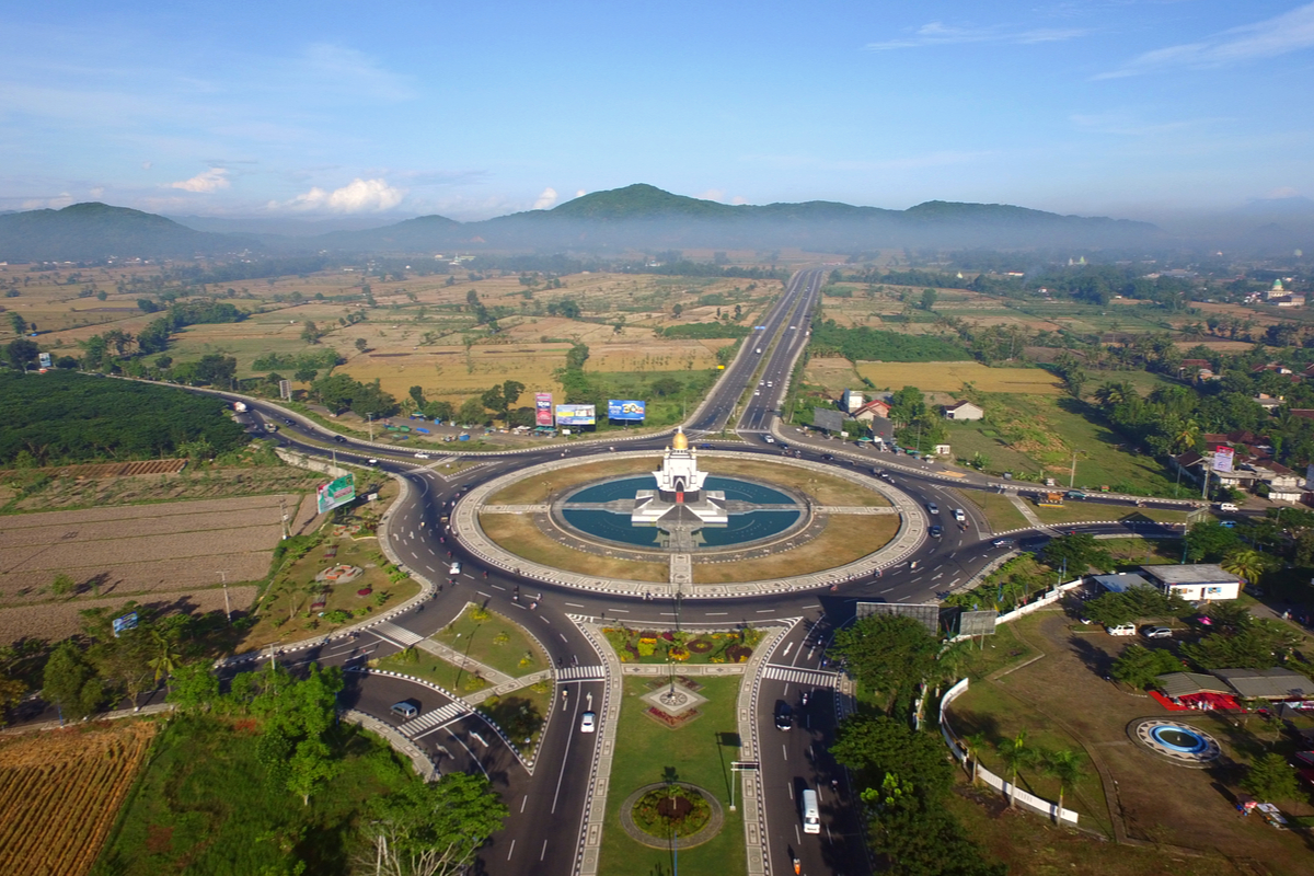 Pemandangan Kuta Mandalika dari kejauhan