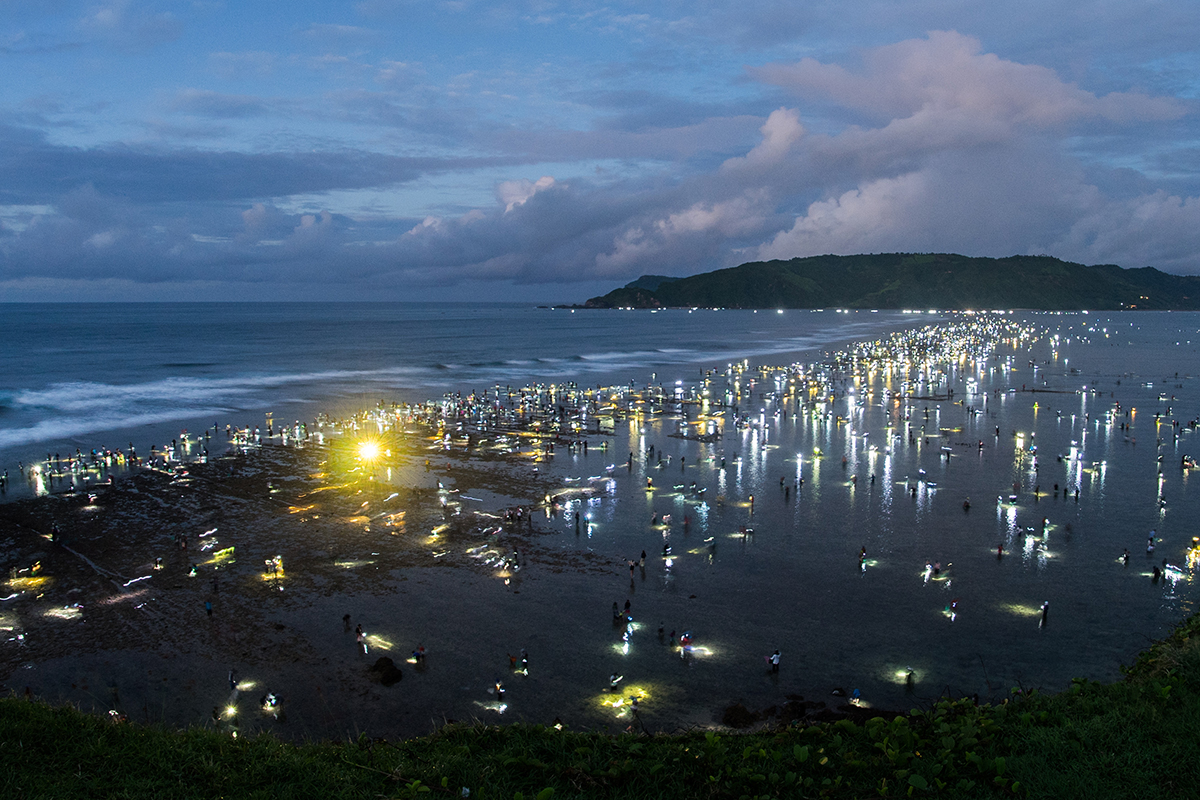 Suasana pantai dengan kapal di Lombok saat malam hari