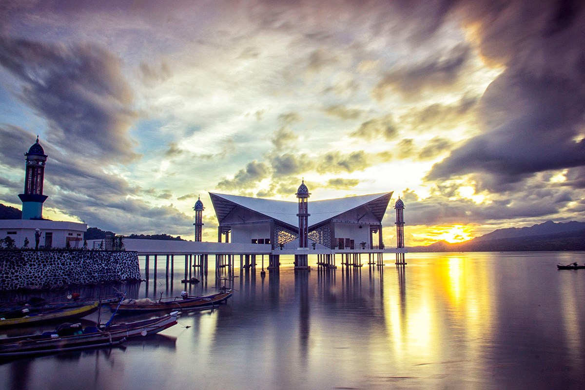 Destinasi di sekitar Desa Wisata Maria, Masjid Terapung