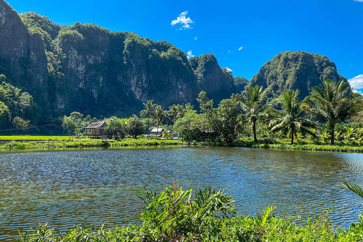 pegunungan karst Desa Wisata Rammang-Rammang