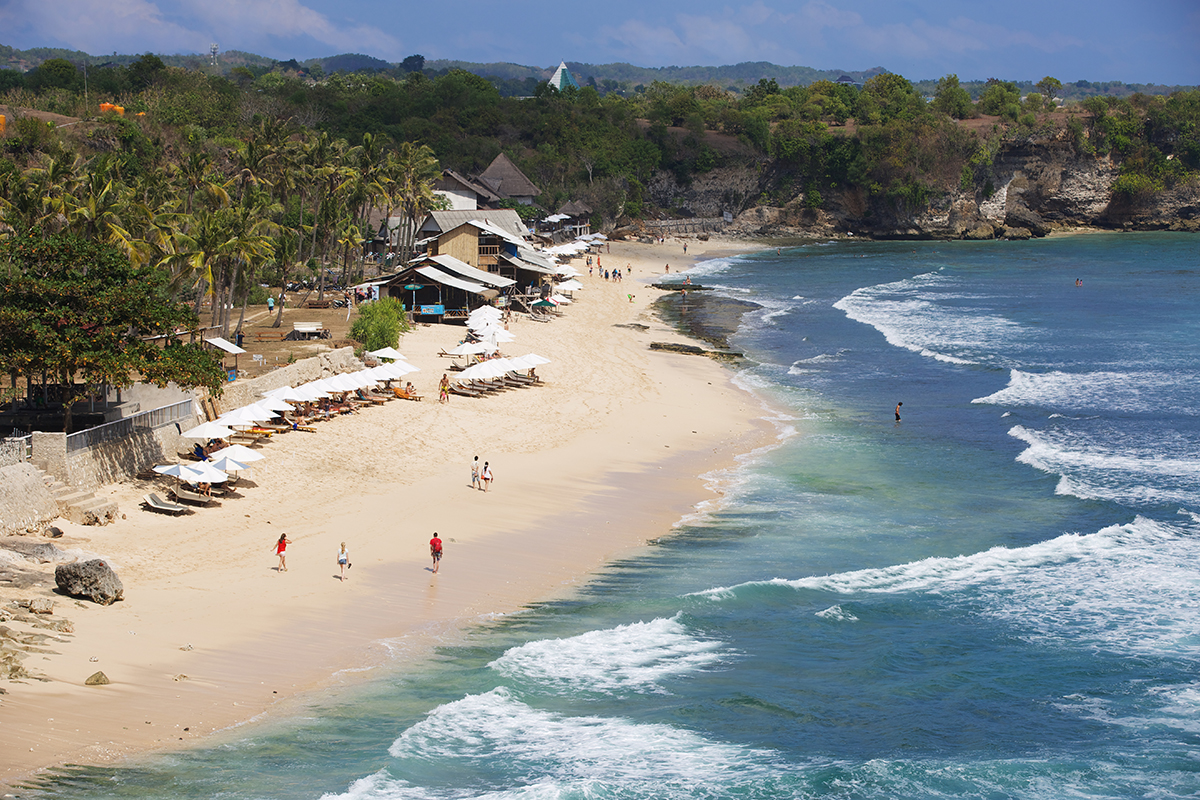 Pantai Balangan dengan ombak yang tenang