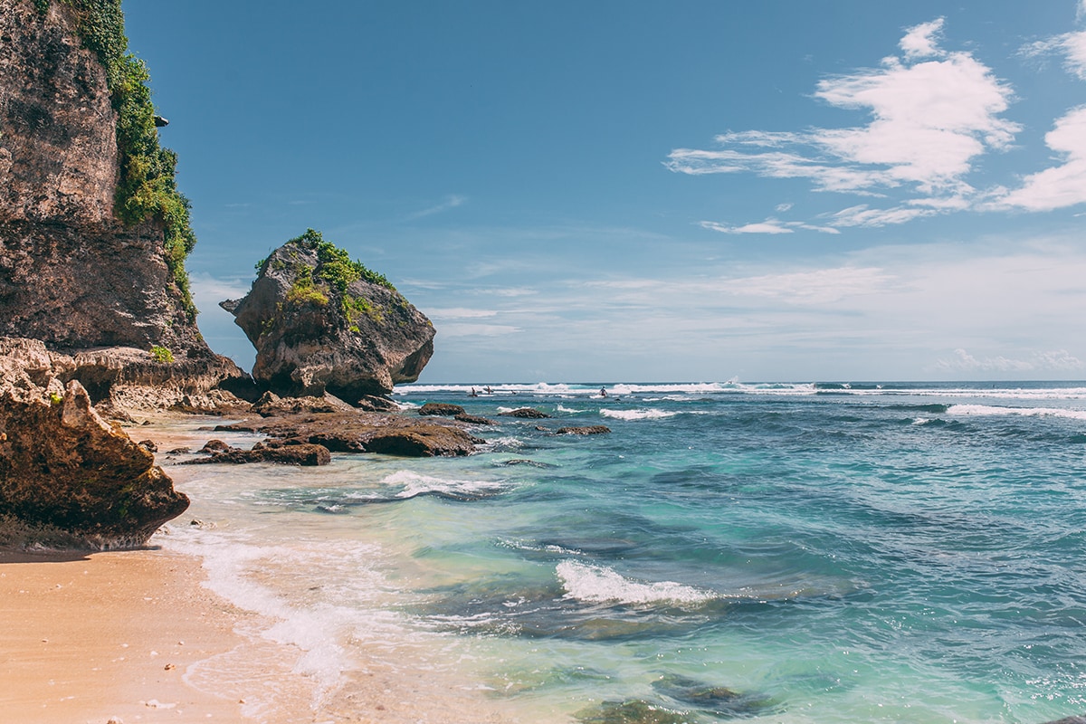 Pantai Suluban dengan batu karang yang artistik