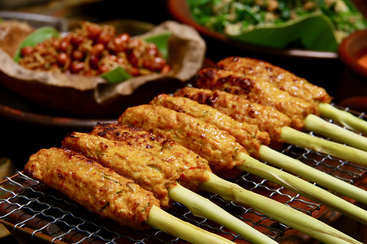 Sate lilit merupakan salah satu kuliner khas Bali