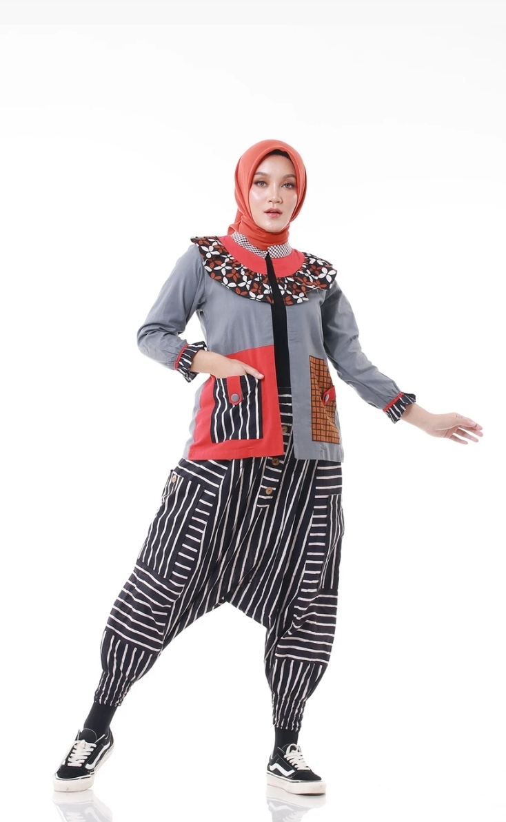 Bergaya kasual dengan outer dari Batik Renceum