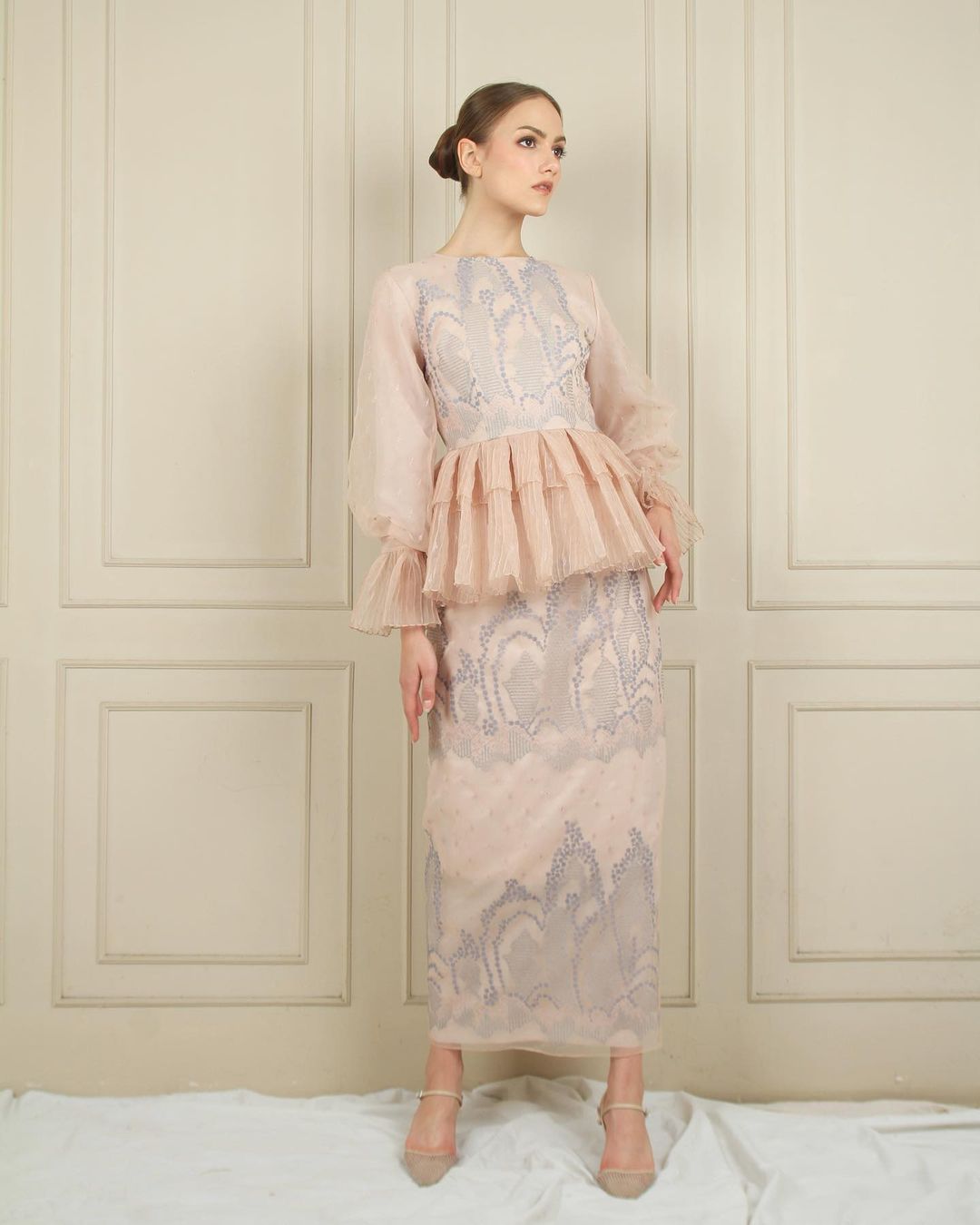 Peach dress cantik bermotif batik milik Khanaan