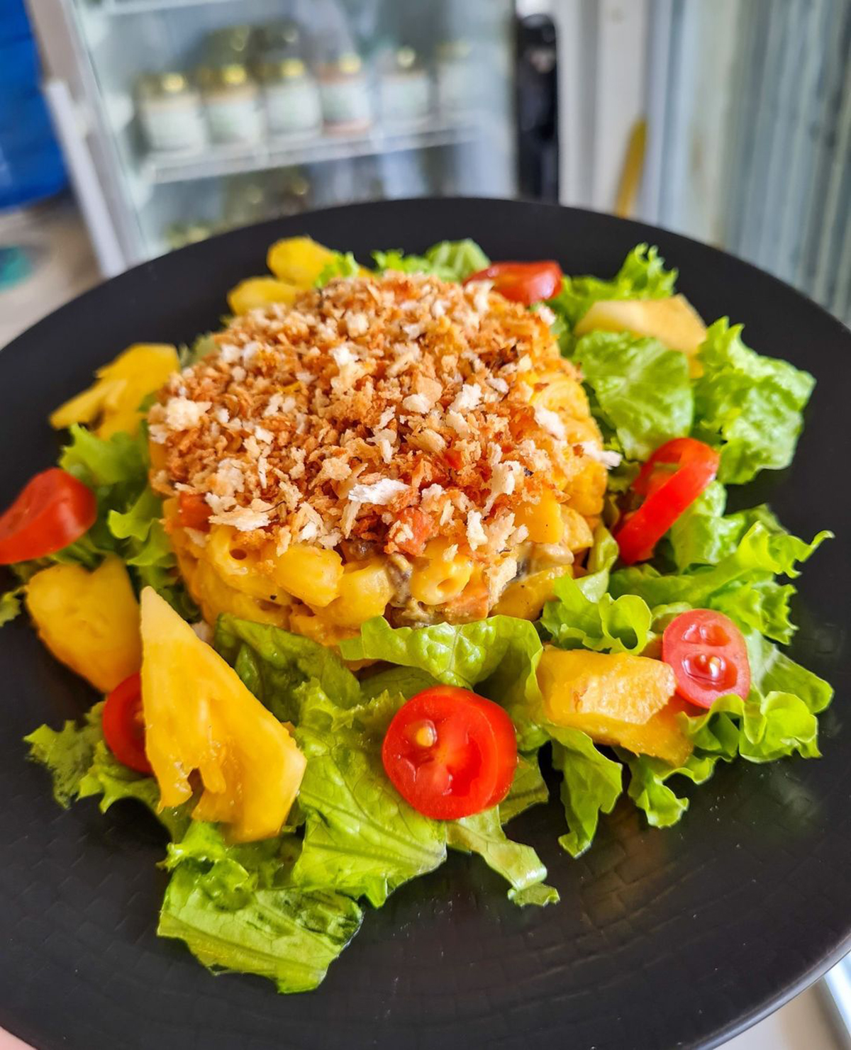 Sepiring makanan plant-based cantik di Sauce Tree