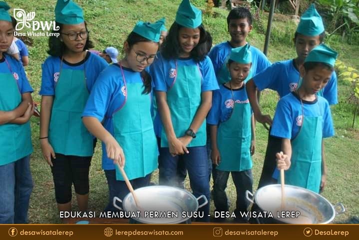 Anak-anak mengikuti edu-eco tour dengan membuat permen susu
