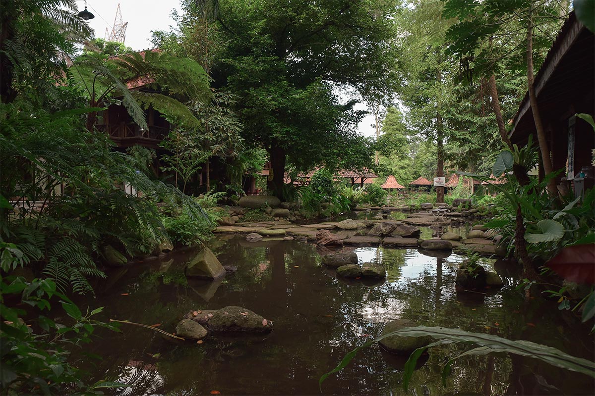 Pemandangan danau buatan di kawasan wisata Watu Gunung