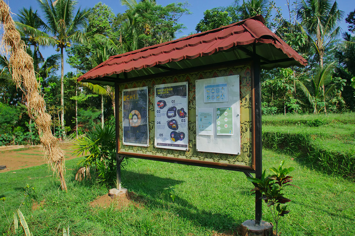 Anak-anak mengikuti edu-eco tour dengan membuat permen susu