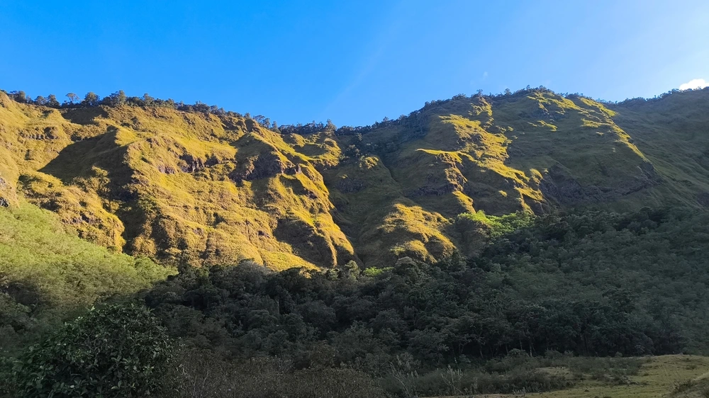 10 Gunung di Sulawesi yang Wajib Masuk Bucket List Pendaki 