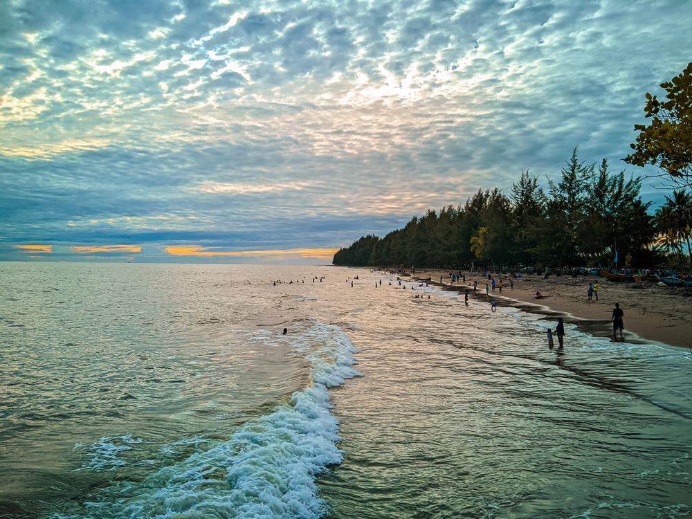 Pantai Pasir Jambak: Wisata Sunset Terbaik di Padang